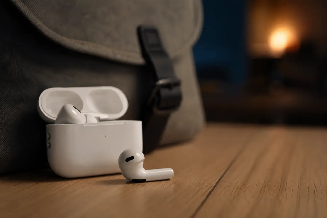 AirPods Pro 1 vs 2 : étui AirPods Pro 2 blanc, haut-parleur de localisation