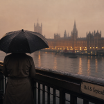 Quand aller a Londres : brume de la Tamise vers Big Ben, parapluie ouvert