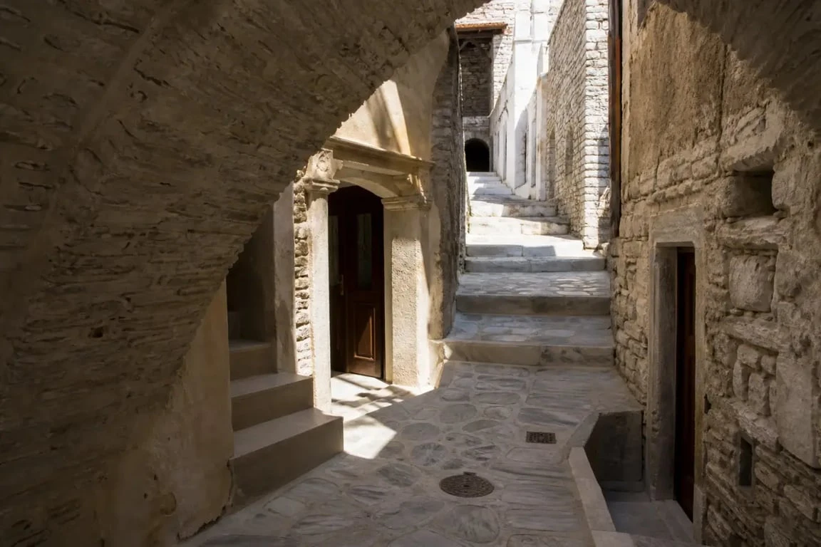 Les plus beaux villages de Naxos : ruelles en marbre d’Apeiranthos