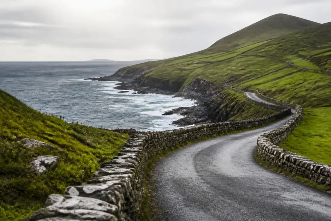 Route côtière pittoresque pour un road trip dans le guide voyage Irlande